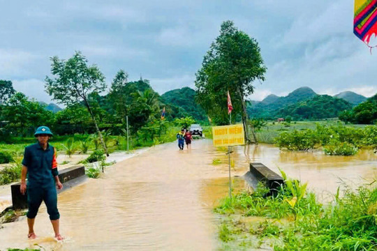 Mưa lớn, nhiều tuyến đường ở Thanh Hóa bị chia cắt