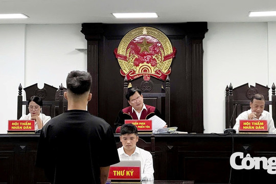 Radio pháp đình: Lưỡi dao rơi giữa khoảng trời 18