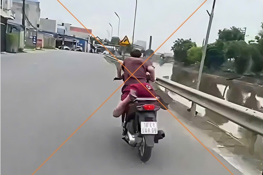 Xử lý nam thanh niên nằm sấp trên yên khi điều khiển xe máy