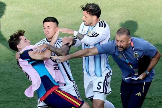 Argentina nhận án phạt nặng từ FIFA sau World Cup