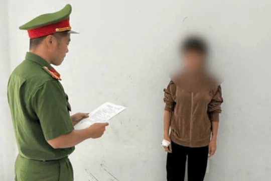 Khởi tố đối tượng gây rối, đánh nhân viên y tế