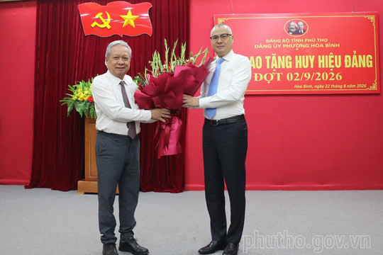Bí thư Tỉnh ủy Phú Thọ trao Huy hiệu Đảng tại phường Hòa Bình