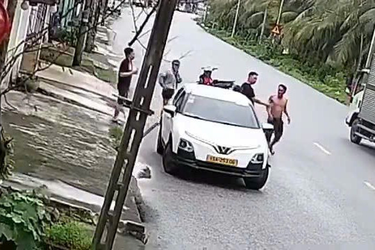 Chặn đầu ô tô, đánh tài xế bằng mũ bảo hiểm
