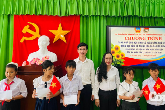 Nghĩa tình cán bộ Tòa án với học sinh nghèo
