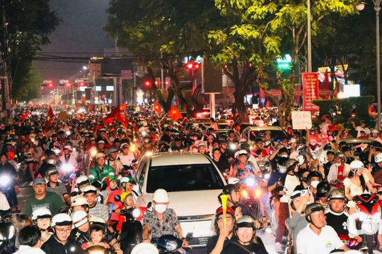 Cần Thơ "bùng nổ" trong đêm đội tuyển Việt Nam chiến thắng