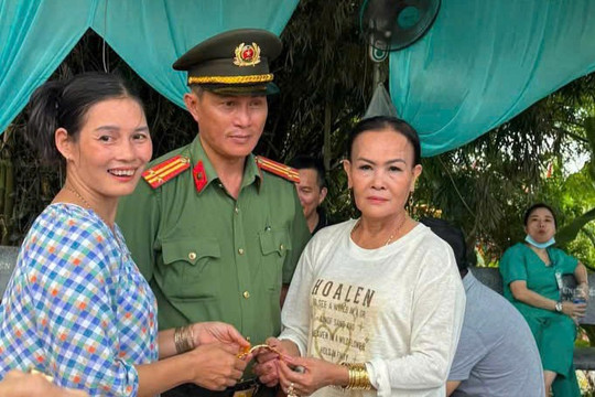 Tìm lại lắc vàng cho du khách giữa lễ hội Điện Huệ Nam