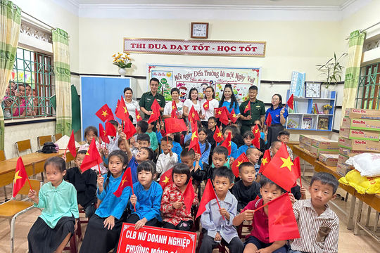 Quảng Ninh: Trao 100 suất quà tiếp sức học sinh vùng biên đến trường