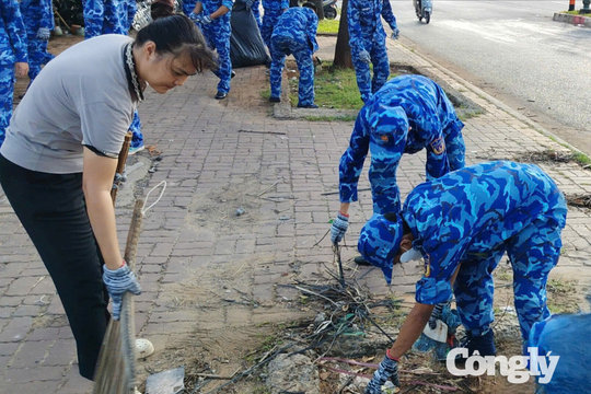 Gần 200 cán bộ, chiến sĩ tham gia “Ngày Chủ nhật xanh”
