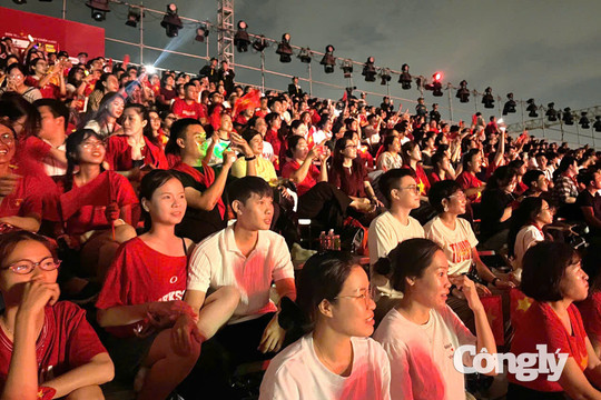 Hàng vạn trái tim hòa nhịp sắc đỏ tại concert “Tổ quốc trong tim”