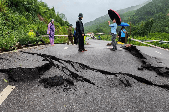 Quốc lộ 4B sạt lở, nhiều khu vực ở Quảng Ninh bị ảnh hưởng do mưa lớn
