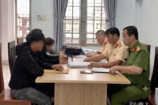 Nhóm thanh thiếu niên không đội mũ bảo hiểm bị xử lý sau clip trên mạng