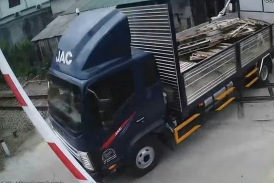 Không chấp hành tín hiệu đường sắt, tài xế xe tải bị phạt nặng