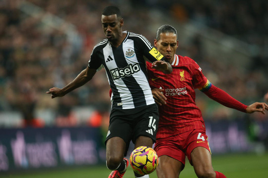 Isak trở lại Newcastle, đối đầu đội bóng cũ trong ngày Liverpool ra quân