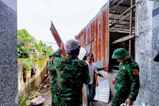 Cần Thơ: Lốc xoáy làm 27 căn nhà bị sập, tốc mái
