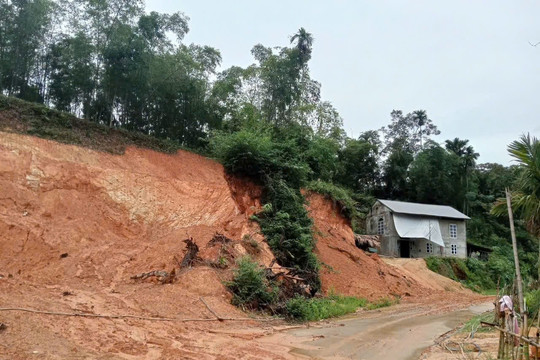 Mưa lớn kéo dài, nhiều khu vực ở Thanh Hóa sạt lở, chia cắt