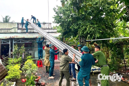 Công an xã Hiệp Hưng giúp dân khắc phục hậu quả thiên tai