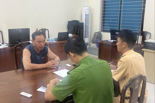 CSGT Huế chặn xe khách, bắt đối tượng truy nã