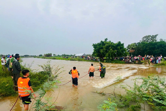 Người đàn ông bị lũ cuốn