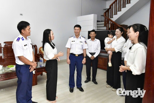 Bàn giao nhà tình nghĩa cho quân nhân khó khăn