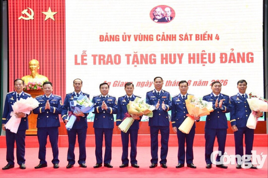 Đảng ủy Vùng Cảnh sát biển 4 trao huy hiệu 35 năm, 30 năm tuổi Đảng