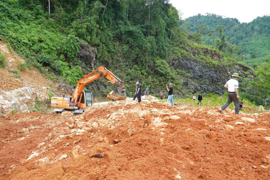 Quốc lộ 48 thông tuyến sau nhiều giờ bị đất đá sạt lở vùi lấp
