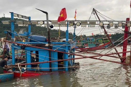 Ảnh hưởng hoàn lưu bão số 4, một tàu cá bị chìm ở Nghi Sơn