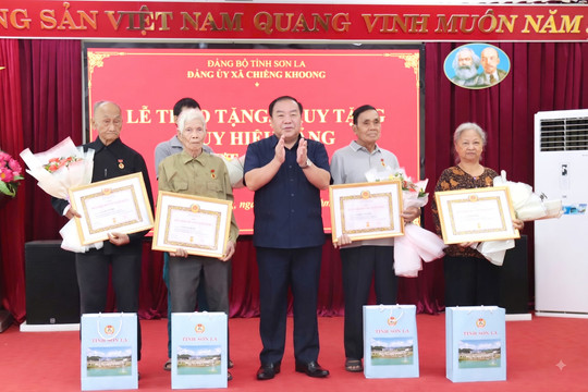 Chiềng Khoong - Sơn La: Trao tặng Huy hiệu Đảng cho 28 đảng viên