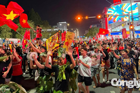Cần Thơ: Rợp trời cờ đỏ sao vàng mừng chiến thắng của đội tuyển Việt Nam