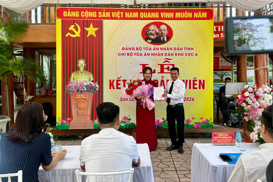 Chi bộ TAND khu vực 6- Sơn La kết nạp đảng viên mới