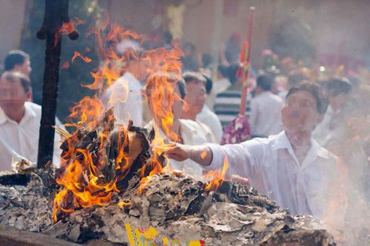 Nhiều hệ lụy đốt nhiều vàng mã dịp Rằm tháng Bảy