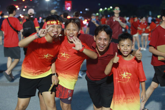 Mỹ Đình rực đỏ trước giờ Việt Nam quyết đấu Thái Lan ở chung kết lượt về ASEAN Cup 2026