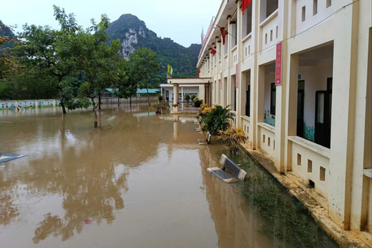 Ninh Bình: Một điểm trường ở Kênh Gà hoãn tựu trường do ngập lụt