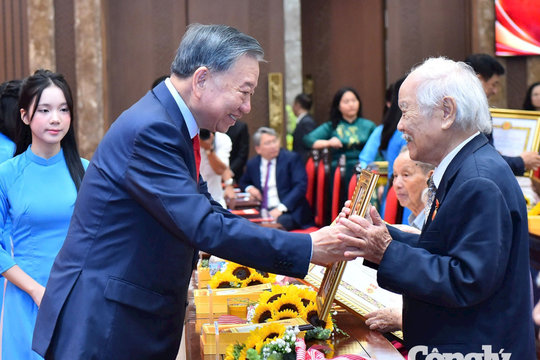 Tổng Bí thư, Chủ tịch nước Tô Lâm trao Huy hiệu Đảng tặng các đảng viên lão thành Thủ đô