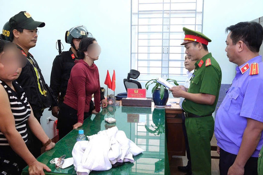 Bắt 2 người phụ nữ ngăn cản khai thác cát