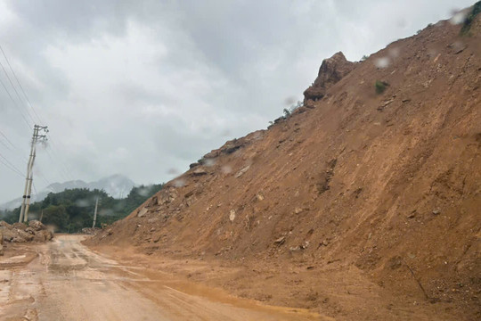 Những tảng đá lớn chênh vênh trên Quốc lộ 15 sau bão số 4
