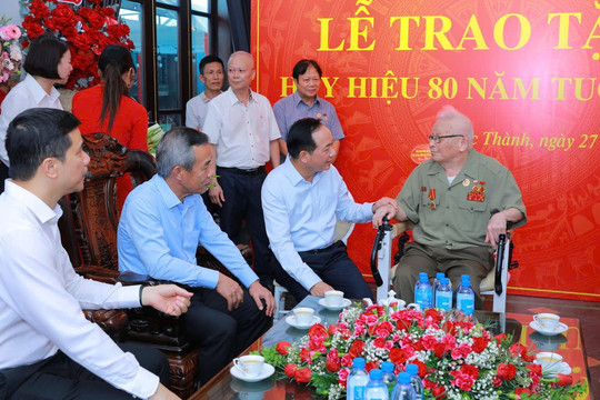 Trưởng Ban Tuyên giáo Trung ương trao Huy hiệu 80 năm tuổi Đảng cho các đảng viên lão thành tại Thanh Hóa