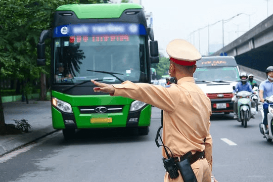 CSGT Hà Nội xử lý 267 trường hợp vi phạm trong ngày đầu tổng kiểm soát phương tiện kinh doanh vận tải