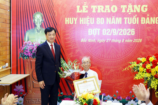 Trưởng Ban Tổ chức Trung ương trao Huy hiệu 80 năm tuổi Đảng tại Bắc Ninh
