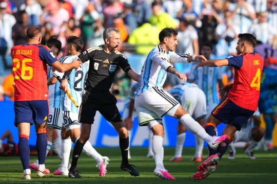FIFA tạo điều kiện để cầu thủ Argentina sớm hoàn tất án phạt sau cuộc ẩu đả trong trận chung kết World Cup