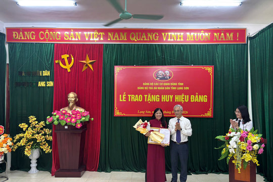 Lạng Sơn: Trao tặng Huy hiệu 30 năm tuổi Đảng tại TAND - khu vực 3