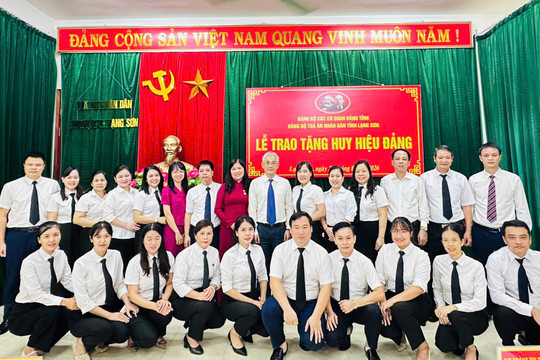 Trao Huy hiệu 30 năm tuổi Đảng tại TAND khu vực 3 - Lạng Sơn