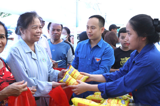 Ấm áp “phiên chợ” dành cho bệnh nhân nghèo