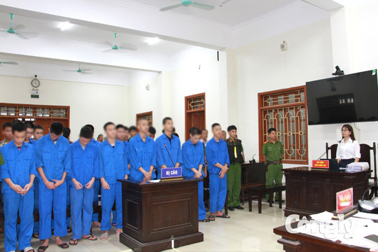 Mang hung khí gây náo loạn đường phố, 21 thiếu niên lĩnh án