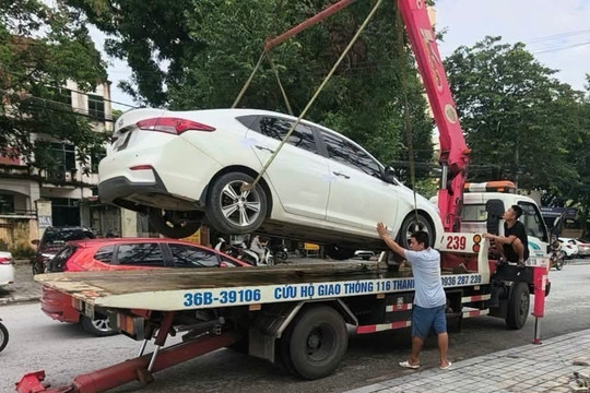 Nhiều ô tô bị cẩu đi do đỗ sai quy định