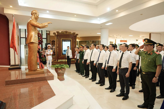 Huế khai mạc triển lãm hơn 250 tư liệu quý về Chủ tịch Hồ Chí Minh
