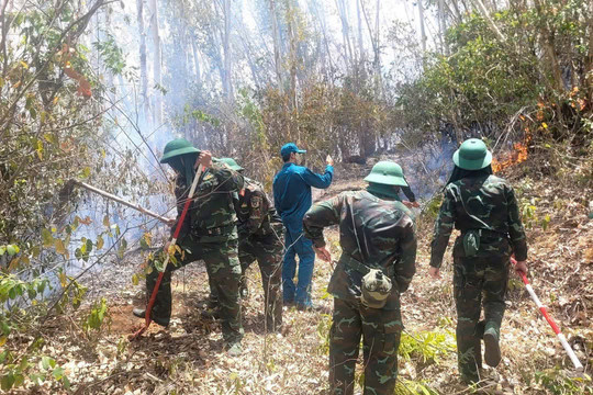 Hơn 500 người dập cháy rừng trên núi Vũng Chua, giải cứu 2 phụ nữ mắc kẹt