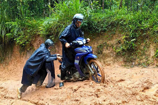 Giáo viên vùng cao nhọc nhằn đến trường mùa mưa lũ