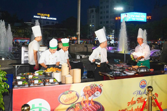 Khai mạc phố đi bộ ẩm thực đêm Hải Phòng