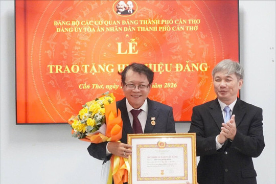 Đảng uỷ TAND TP Cần Thơ trao huy hiệu 30 năm tuổi Đảng cho đảng viên