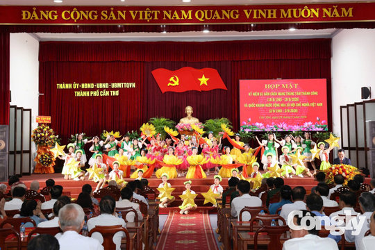 TP Cần Thơ họp mặt kỷ niệm 81 năm Cách mạng tháng Tám thành công và Quốc khánh 2/9